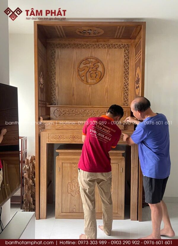 Mẫu phòng thờ gỗ sồi hiện đại với thiết kế tối giản, phù hợp không gian sống trẻ trung.
