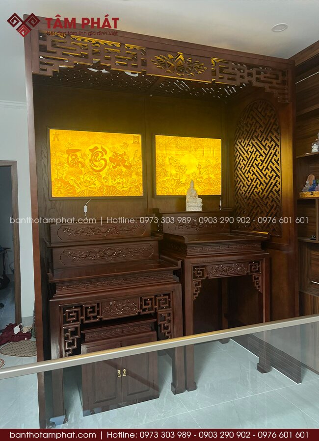 Phòng thờ gác lửng 2 bàn đứng, phân tách thờ Phật và Gia Tiên mạch lạc nhưng vẫn liền khối, tạo cảm giác ấm cúng, sang trọng.