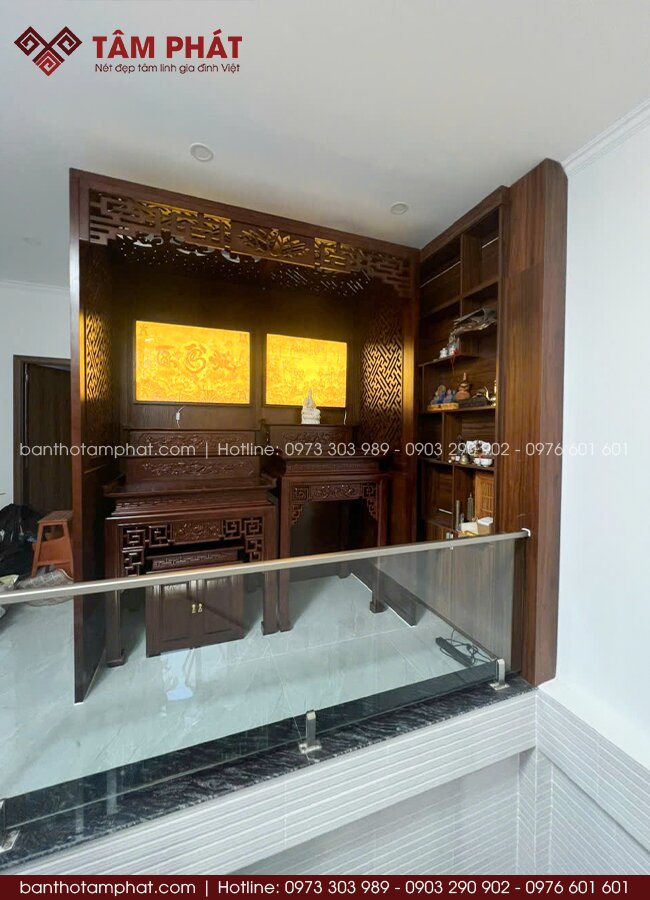 Ánh sáng vàng trúc chỉ giúp không gian thờ sáng hơn, điểm nhấn nổi bật tăng tính thẩm mỹ, thay thế đèn thờ thông thường. 