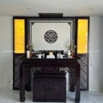 Sự kết hợp hài hòa với cặp tranh trúc chỉ ánh vàng càng tăng giá trị thẩm mỹ, phong thủy không gian thờ lên cao.