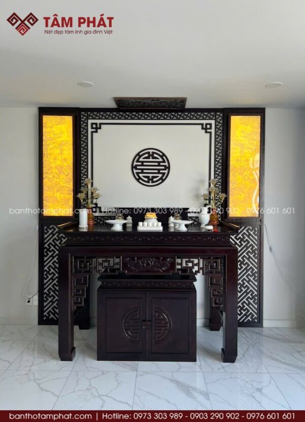 Sự kết hợp hài hòa với cặp tranh trúc chỉ ánh vàng càng tăng giá trị thẩm mỹ, phong thủy không gian thờ lên cao.