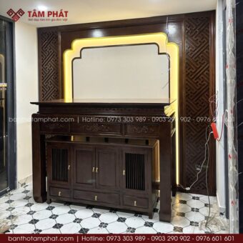 Vách hậu kèm hệ đèn led chạy nền nổi bật, tạo chiều sâu và nâng tầm thẩm mỹ không gian thờ tự.