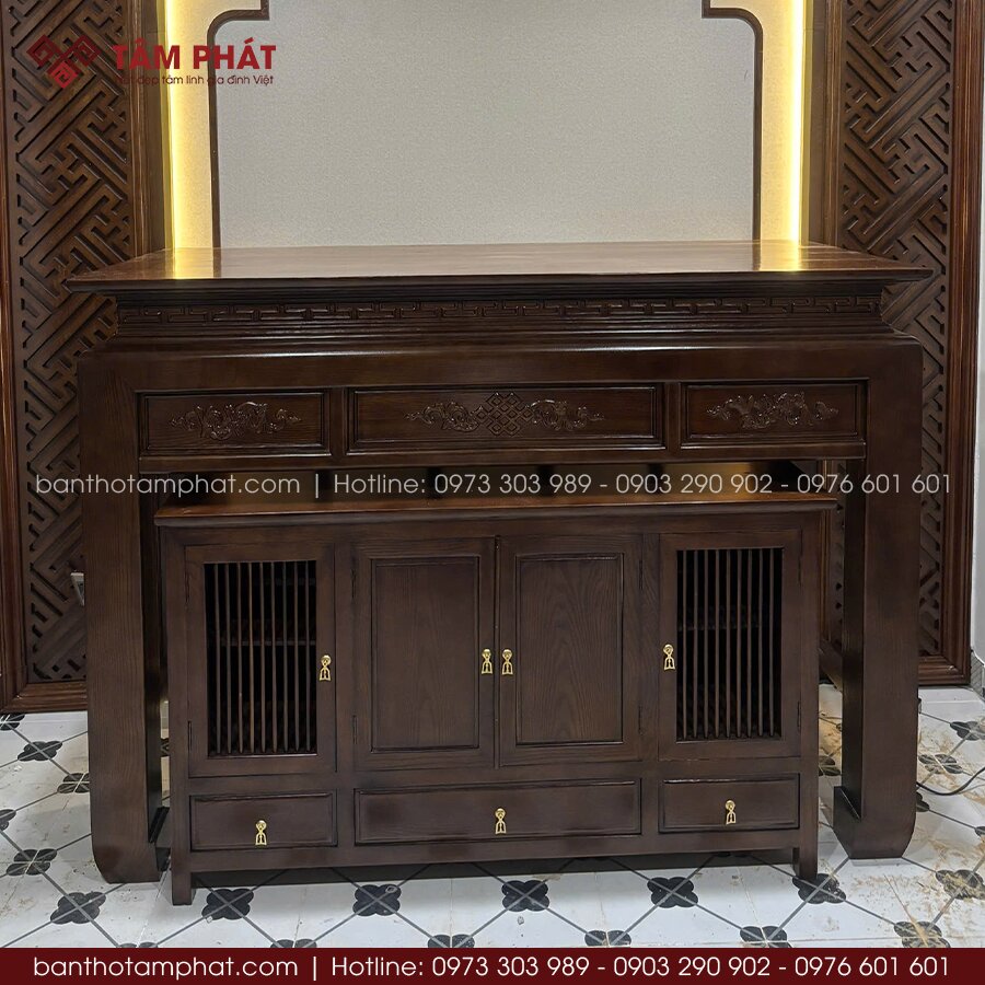 Bàn thờ đứng sử dụng gỗ chuẩn giúp nâng cao giá trị sử dụng và giữ form dáng ổn định nhiều năm.