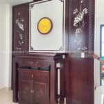 Bàn thờ chất liệu gỗ tự nhiên bền chắc, vân mịn sang trọng tăng giá trị thẩm mỹ.