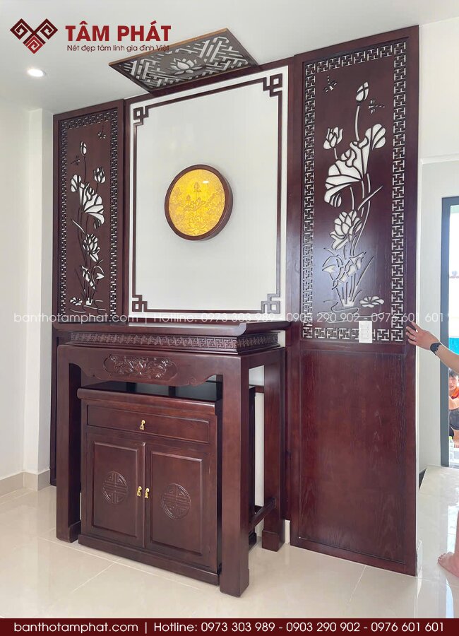 Bàn thờ chất liệu gỗ tự nhiên bền chắc, vân mịn sang trọng tăng giá trị thẩm mỹ.