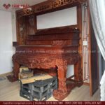 Sập thờ gỗ hương tự nhiên, được chạm khắc sắc nét, tính thẩm mỹ cao.