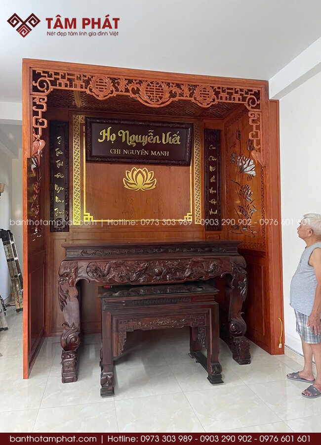 Tổng quan làm nổi bật với bộ hoành phi câu đối và sập thờ chính giữa.
