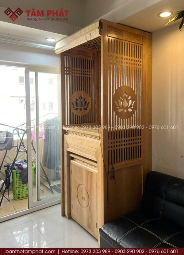 Mẫu phòng thờ BT-1806 sử dụng tone gỗ sồi sáng hiện đại, mang lại cảm giác nhẹ nhàng, sang và dễ hài hòa với nhiều kiểu nội thất nhà phố - chung cư hiện nay.