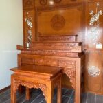 Kết hợp với ốp vách đồng bộ sang trọng, không gian gọn gàng nhưng vẫn tạo cảm giác bề thế.