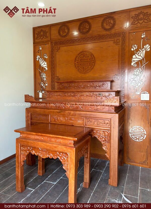 Kết hợp với ốp vách đồng bộ sang trọng, không gian gọn gàng nhưng vẫn tạo cảm giác bề thế.