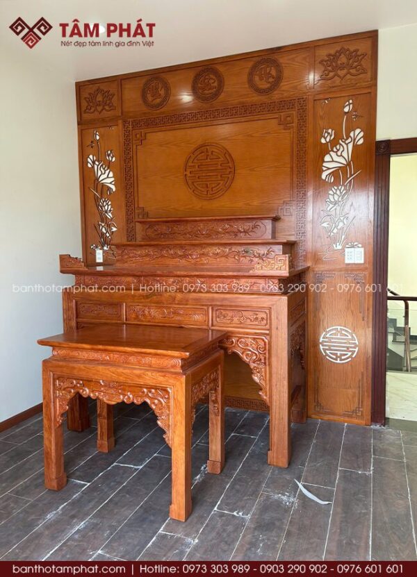 Hoa văn chạm khắc tinh tế, phù hợp nhà phố hiện đại.