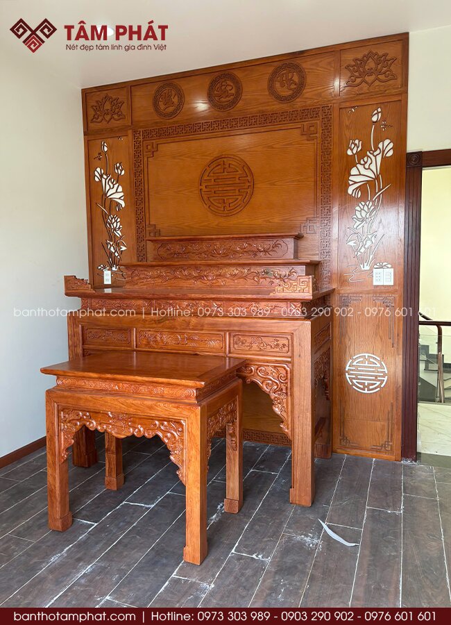 Hoa văn chạm khắc tinh tế, phù hợp nhà phố hiện đại.