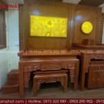Mẫu phòng thờ 2 bàn đứng triện sen nổi bật với thiết kế cân đối, sang trọng và tạo nên một không gian thờ tự trang nghiêm, hài hòa.