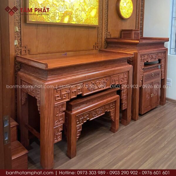 Họa tiết triện sen tinh tế góp phần tôn lên vẻ đẹp thanh nhã và giá trị truyền thống trong không gian thờ cúng.