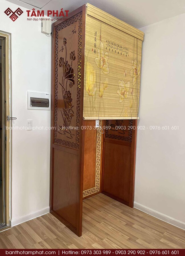 Phòng thờ có hệ vách ngăn CNC hoa sen kín đáo. 