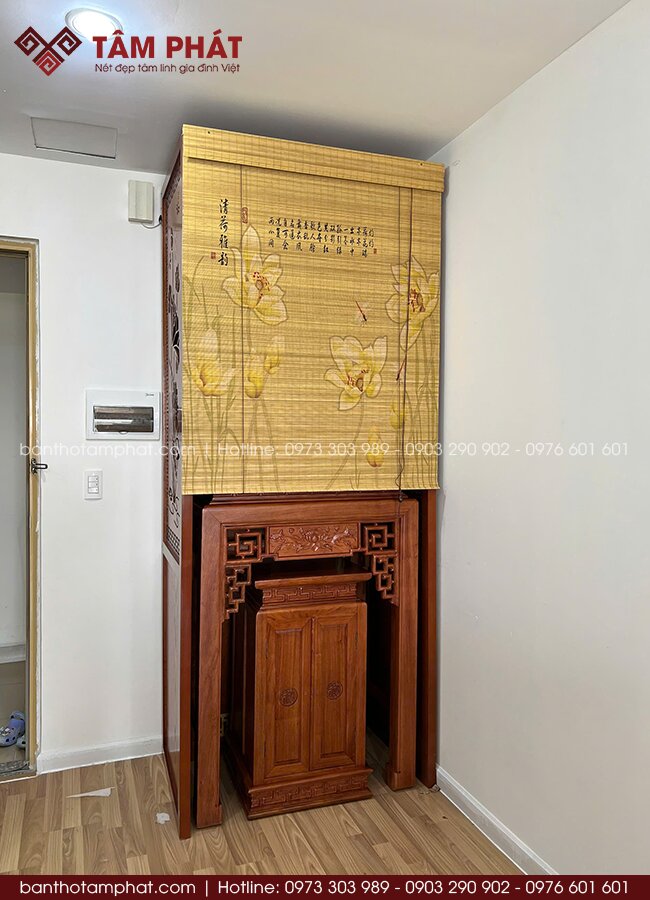 Bàn thờ nhỏ gọn, bố trí gọn gàng, phù hợp nhu cầu sử dụng thực tế.