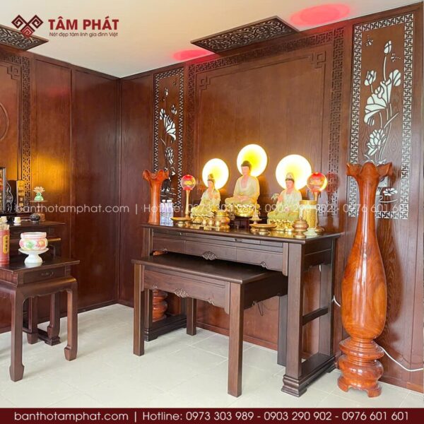 Phong cách thiết kế đơn giản, tinh gọn nhưng vẫn đảm bảo sự trang nghiêm và chỉn chu trong không gian thờ tự.