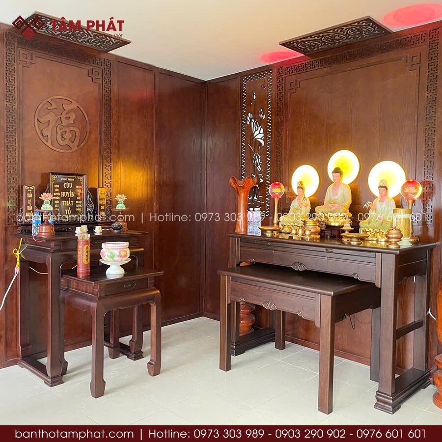 Bàn thờ gỗ tự nhiên hiện đại, không nhiều họa tiết cầu kỳ, dễ sắp xếp và lau chùi. 